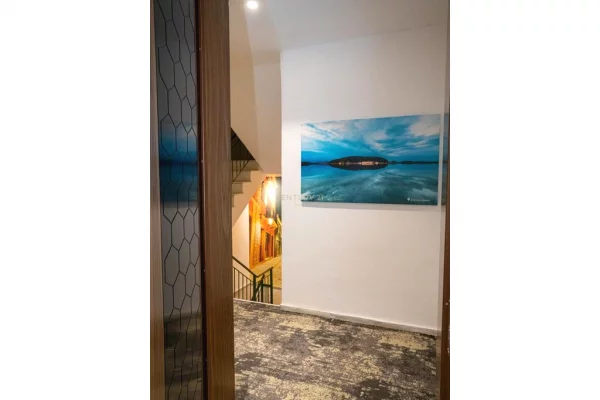 Ambiente Commerciale in Affitto 5+1 a Valona - 250,000 Euro