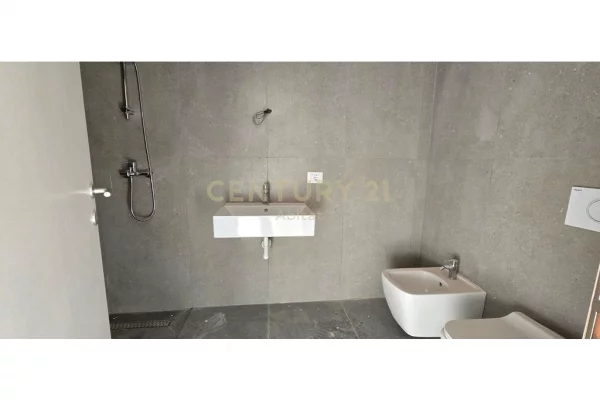 Shtepi me qera Apartament ne Tirane, 2+1, Mobilimi Bosh, pa mobiluar, Pagesa 700  Euro.