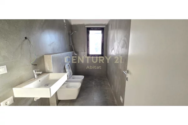 Shtepi me qera Apartament ne Tirane, 2+1, Mobilimi Bosh, pa mobiluar, Pagesa 700  Euro.