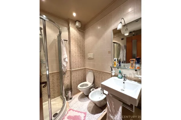 Shtepi ne shitje Apartament ne Tirane, 3+1, Mobilimi E mobiluar, Pagesa 630,000  Euro.