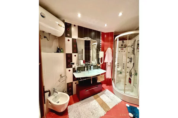 Shtepi ne shitje Apartament ne Tirane, 3+1, Mobilimi E mobiluar, Pagesa 630,000  Euro.