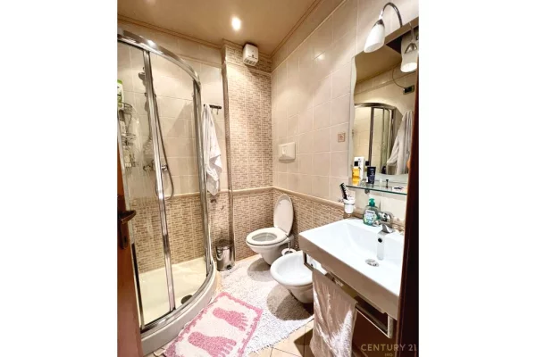 Shtepi ne shitje Apartament ne Tirane, 3+1, Mobilimi E mobiluar, Pagesa 630,000  Euro.