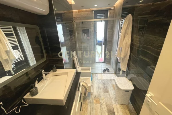 Shtepi ne shitje Apartament ne Tirane, 2+1, Mobilimi E mobiluar, Pagesa 280,000  Euro.
