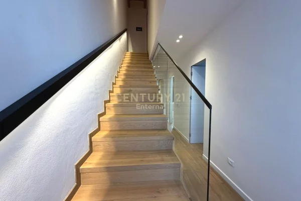 Shtepi me qera Vila Luksoze ne Tirane, 3+1, Mobilimi E mobiluar, Pagesa 3,000  Euro.