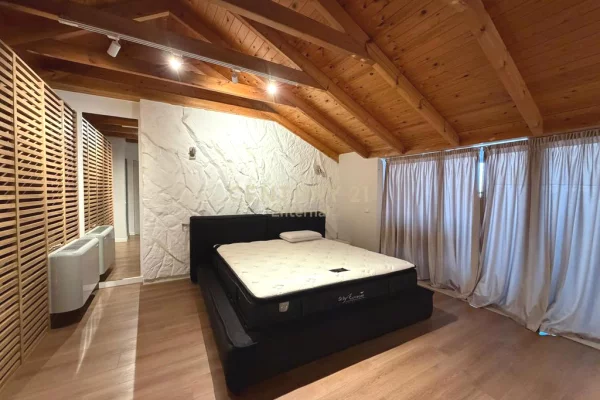 Shtepi me qera Vila Luksoze ne Tirane, 3+1, Mobilimi E mobiluar, Pagesa 3,000  Euro.