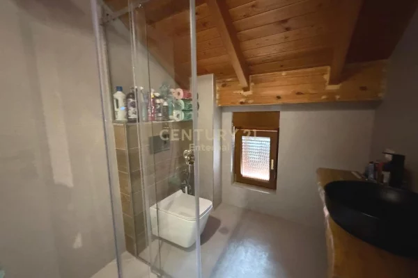 Shtepi me qera Vila Luksoze ne Tirane, 3+1, Mobilimi E mobiluar, Pagesa 3,000  Euro.