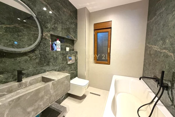 Shtepi me qera Vila Luksoze ne Tirane, 3+1, Mobilimi E mobiluar, Pagesa 3,000  Euro.