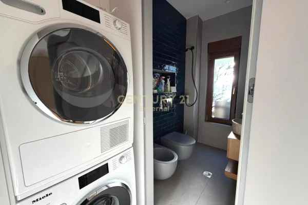 Shtepi me qera Vila Luksoze ne Tirane, 3+1, Mobilimi E mobiluar, Pagesa 3,000  Euro.