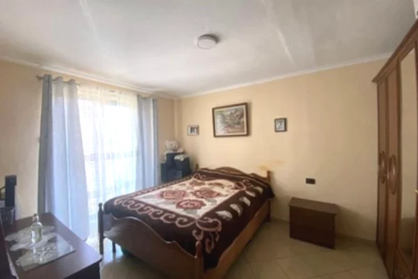Shtepi ne shitje Apartament ne Tirane, 1+1, Mobilimi E mobiluar, Pagesa 77,000  Euro.