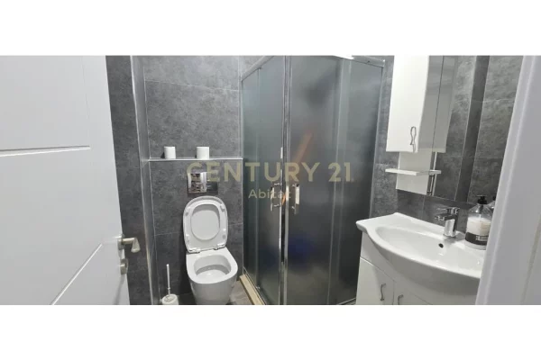 Shtepi me qera Apartament ne Tirane, 3+1, Mobilimi E mobiluar, Pagesa 1,000  Euro.