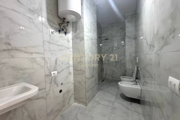 Shtepi ne shitje Apartament ne Tirane, 1+1, Mobilimi Bosh, pa mobiluar, Pagesa 165,000  Euro.