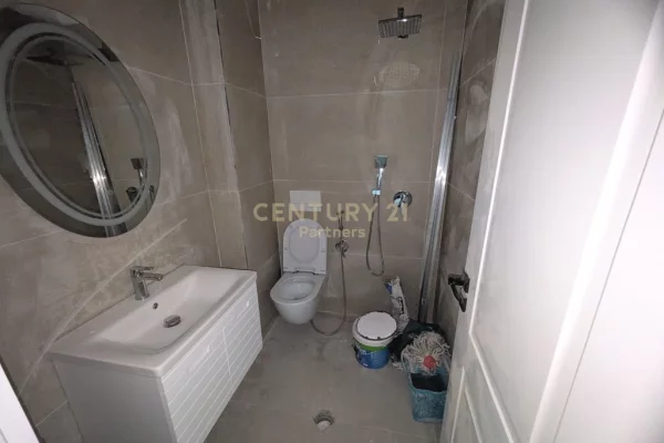 Shtepi ne shitje Apartament ne Tirane, 2+1, Mobilimi Bosh, pa mobiluar, Pagesa 179,000  Euro.