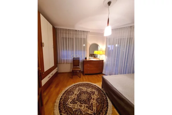 Shtepi me qera Apartament ne Tirane, 2+1, Mobilimi E mobiluar, Pagesa 800  Euro.