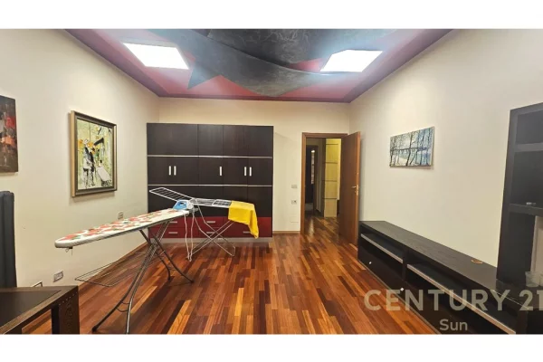 Shtepi me qera Apartament ne Tirane, 3+1, Mobilimi E mobiluar, Pagesa 2,200  Euro.