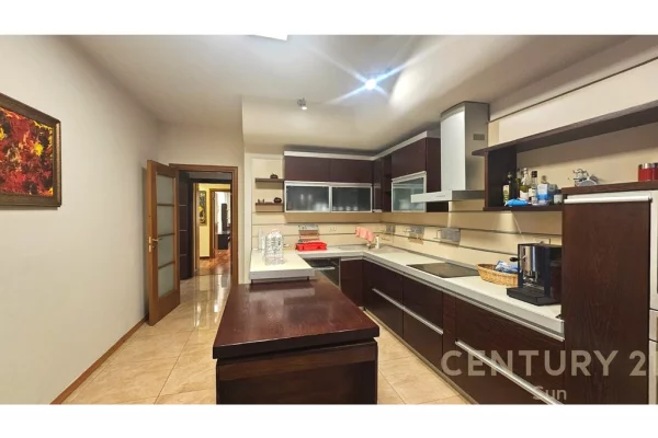 Shtepi me qera Apartament ne Tirane, 3+1, Mobilimi E mobiluar, Pagesa 2,200  Euro.