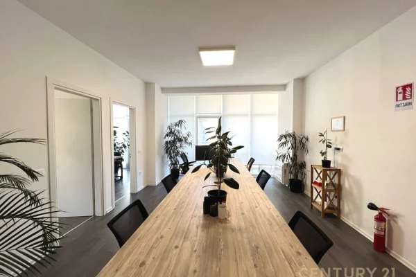 Zyra per qira te Komuna e Parisit !