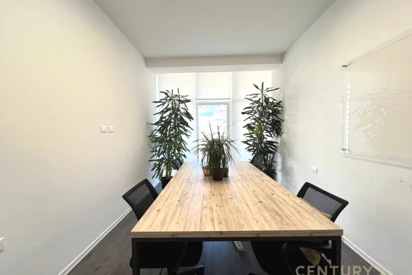 Zyra per qira te Komuna e Parisit !