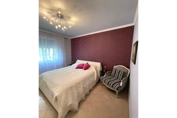 Shtepi me qera Apartament ne Tirane, 3+1, Mobilimi E mobiluar, Pagesa 1,350  Euro.