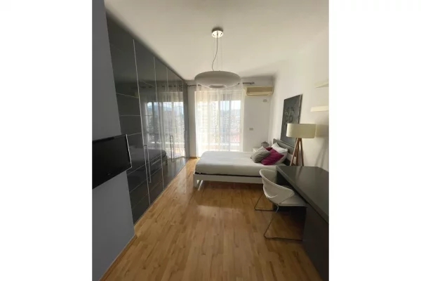 Shtepi me qera Apartament ne Tirane, 3+1, Mobilimi E mobiluar, Pagesa 1,350  Euro.