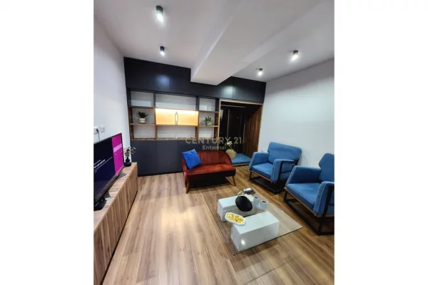 Zyre 1+1 Me Qira ne Square 21, Tirane - 1000Euro | 65 m2