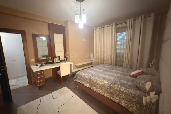 Shtepi ne shitje Apartament ne Tirane, 3+1, Mobilimi E mobiluar, Pagesa 315,000  Euro.