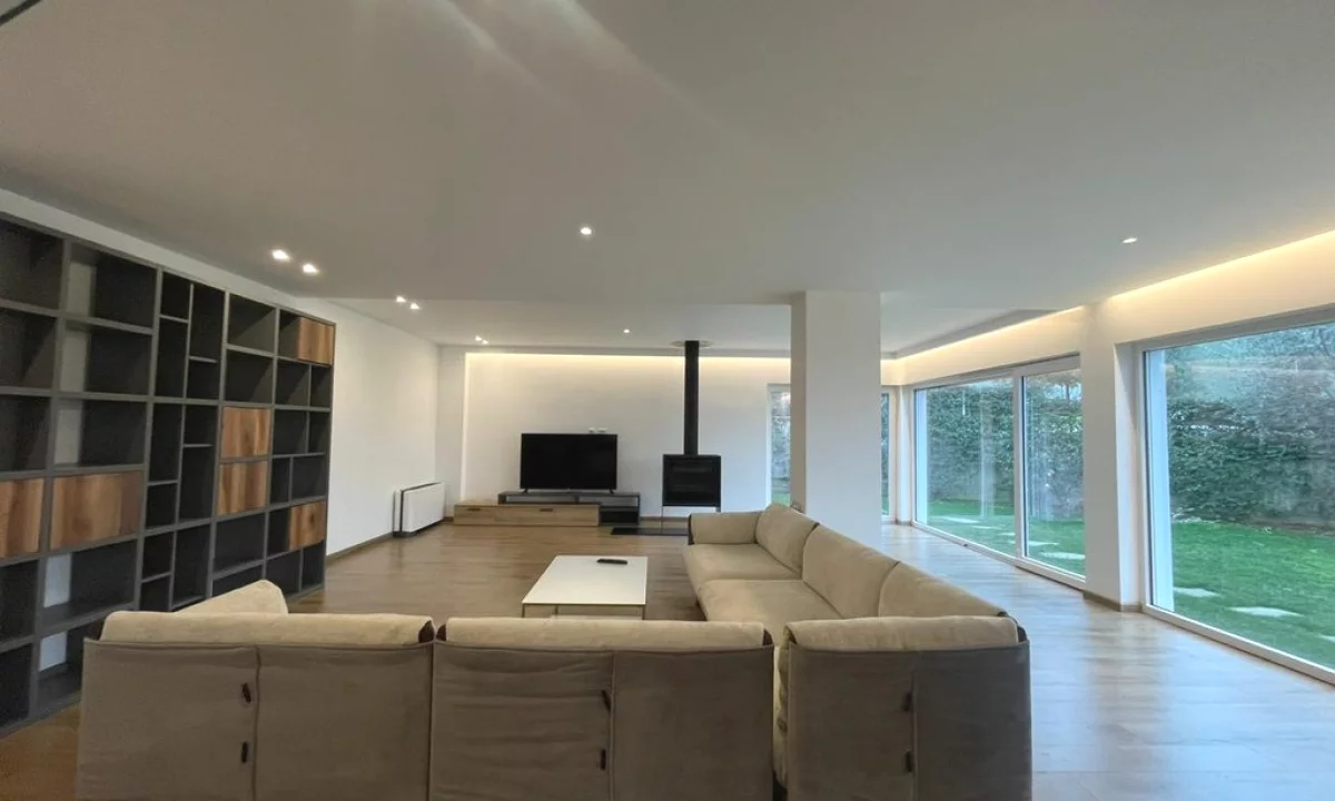 Shtepi me qera Vila Luksoze ne Tirane, 4+1, Mobilimi E mobiluar, Pagesa 4,200  Euro.