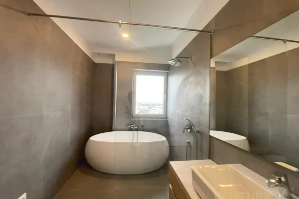 Shtepi me qera Vila Luksoze ne Tirane, 4+1, Mobilimi E mobiluar, Pagesa 4,200  Euro.