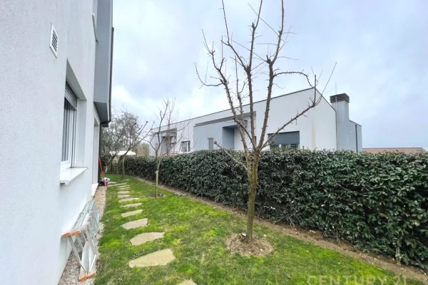 Shtepi me qera Vila Luksoze ne Tirane, 4+1, Mobilimi E mobiluar, Pagesa 4,200  Euro.