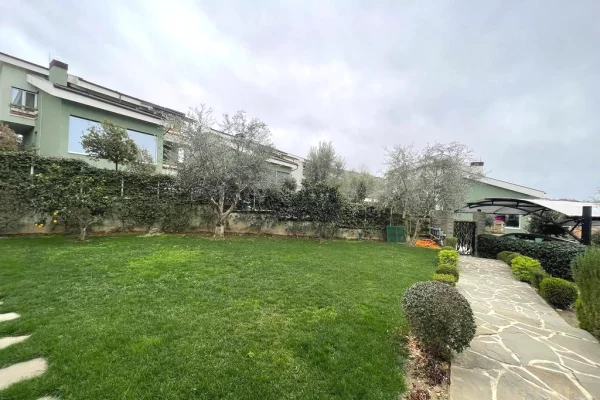 Shtepi me qera Vila Luksoze ne Tirane, 4+1, Mobilimi E mobiluar, Pagesa 4,200  Euro.