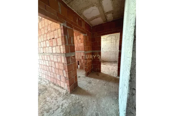 Shtepi ne shitje Apartament ne Tirane, 2+1, Mobilimi Bosh, pa mobiluar, Pagesa 79,000  Euro.