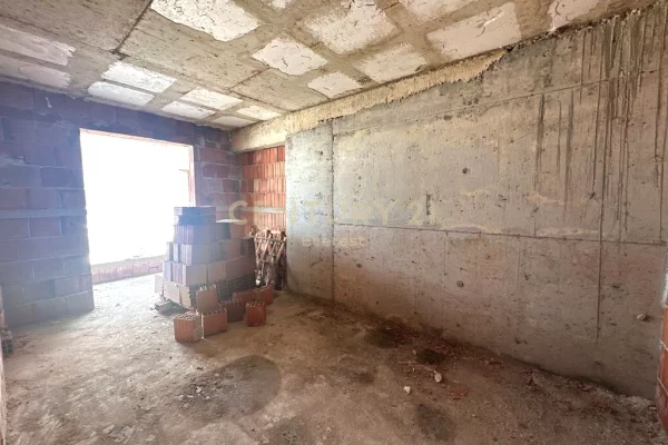 Shtepi ne shitje Apartament ne Tirane, 2+1, Mobilimi Bosh, pa mobiluar, Pagesa 79,000  Euro.