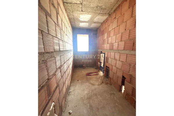 Shtepi ne shitje Apartament ne Tirane, 2+1, Mobilimi Bosh, pa mobiluar, Pagesa 79,000  Euro.