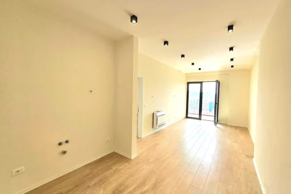 Ambient biznesi me qera 3+1 ne Tirane - 885 Euro