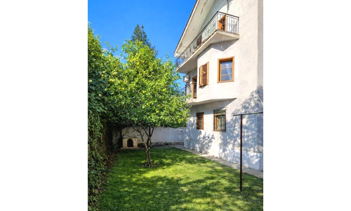 Shtepi me qera Vila Luksoze ne Tirane, 3+1, Mobilimi E mobiluar, Pagesa 4,500  Euro.