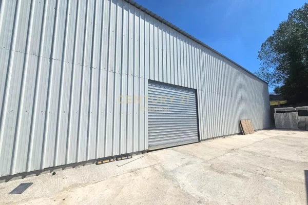 Ambient biznesi me qera 4+1 ne Tirane - 1,000 Euro