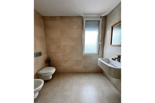 Shtepi me qera Duplex(shtepi me 2 kate) ne Tirane, 3+1, Mobilimi Pjeserisht e mobiluar, Pagesa 2,000  Euro.