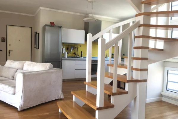 Shtepi me qera Duplex(shtepi me 2 kate) ne Tirane, 3+1, Mobilimi Pjeserisht e mobiluar, Pagesa 2,000  Euro.