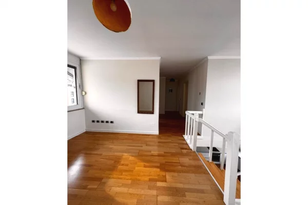 Shtepi me qera Duplex(shtepi me 2 kate) ne Tirane, 3+1, Mobilimi Pjeserisht e mobiluar, Pagesa 2,000  Euro.