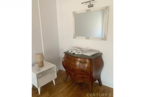 Shtepi me qera Apartament ne Tirane, 3+1, Mobilimi E mobiluar, Pagesa 2,000  Euro.