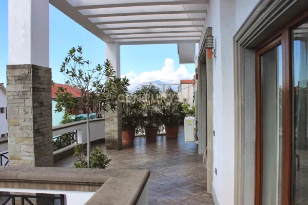 Shtepi ne shitje Apartament ne Tirane, 4+1, Mobilimi E mobiluar, Pagesa 800,000  Euro.