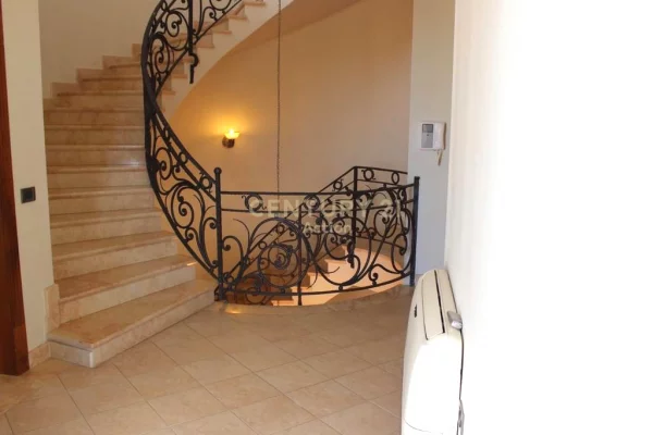 Shtepi ne shitje Apartament ne Tirane, 4+1, Mobilimi E mobiluar, Pagesa 800,000  Euro.