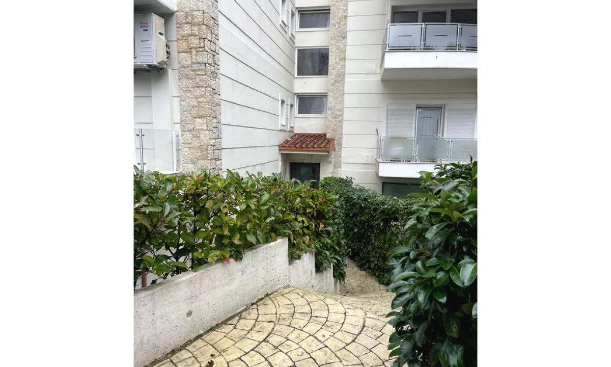 Shtepi me qera Apartament ne Tirane, 3+1, Mobilimi E mobiluar, Pagesa 1,300  Euro.