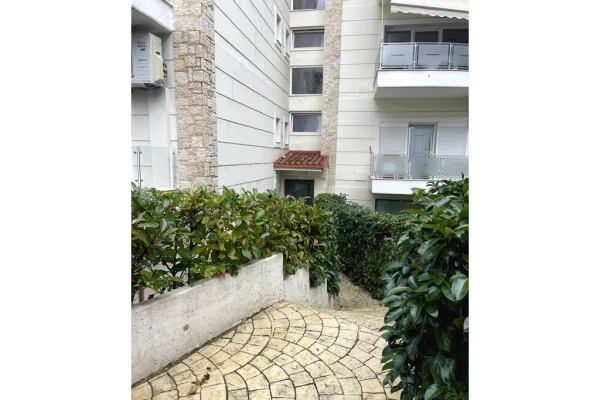 Shtepi me qera 3+1 ne Tirane - 1,300 Euro