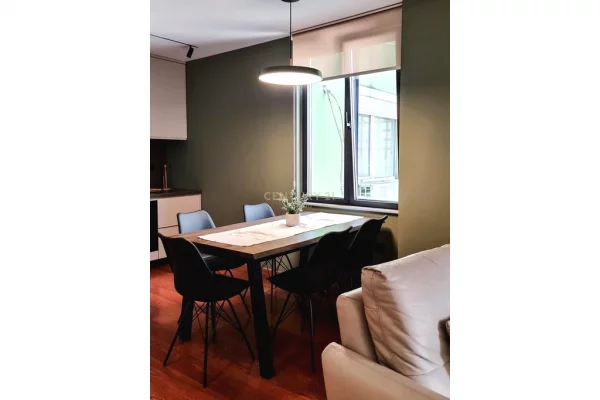 Shtepi me qera Apartament ne Tirane, 1+1, Mobilimi E mobiluar, Pagesa 1,300  Euro.