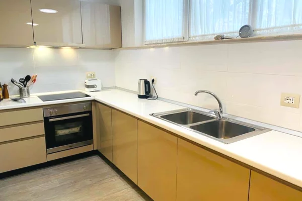 Shtepi ne shitje Apartament ne Tirane, 2+1, Mobilimi E mobiluar, Pagesa 258,000  Euro.