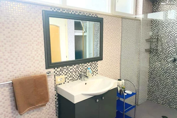 Shtepi ne shitje Apartament ne Tirane, 2+1, Mobilimi E mobiluar, Pagesa 258,000  Euro.