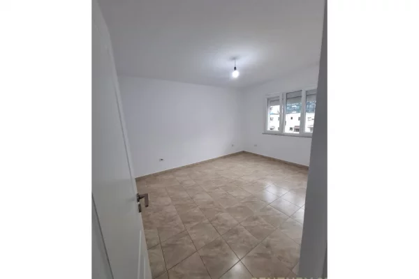Shtepi ne shitje Apartament ne Tirane, 1+1, Mobilimi Bosh, pa mobiluar, Pagesa 129,000  Euro.