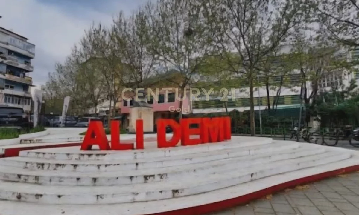 Shitet ambient komercial ne Bulevardin Bajram Curri, prane shkolles 1 Maji
