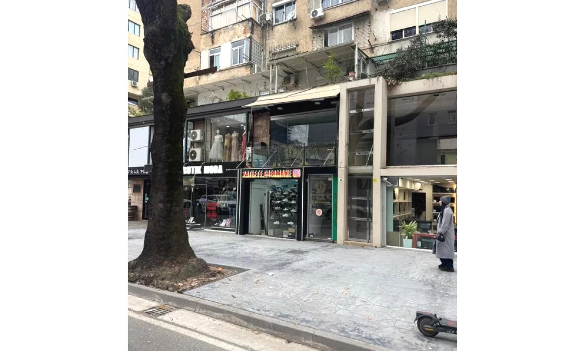 Ambient me Qira buze rruge kryesore ne Myslym Shyri, prane sigurimeve shoqerore!