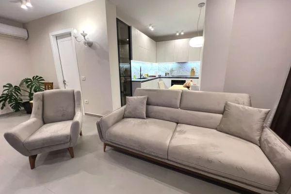 Jepet me qira apartament 1+1 luksoz në Komunën e Parisit, pranë Kompleksit Dinamo